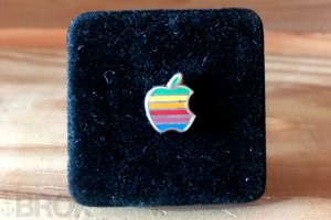 Pin's Apple computer émail cloisonné variante argenté Decat Paris